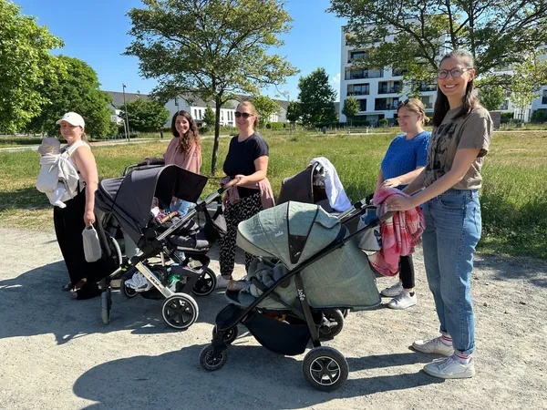 Eltern beim Lauf- und Schiebetreff